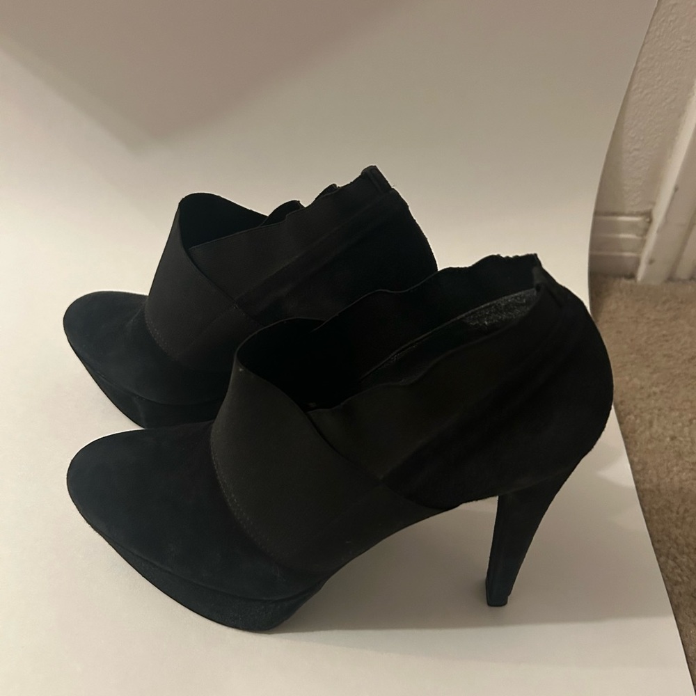 Stuart Weitzman Black Heels Elegant Design